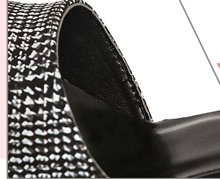 Roman Plaid Statement