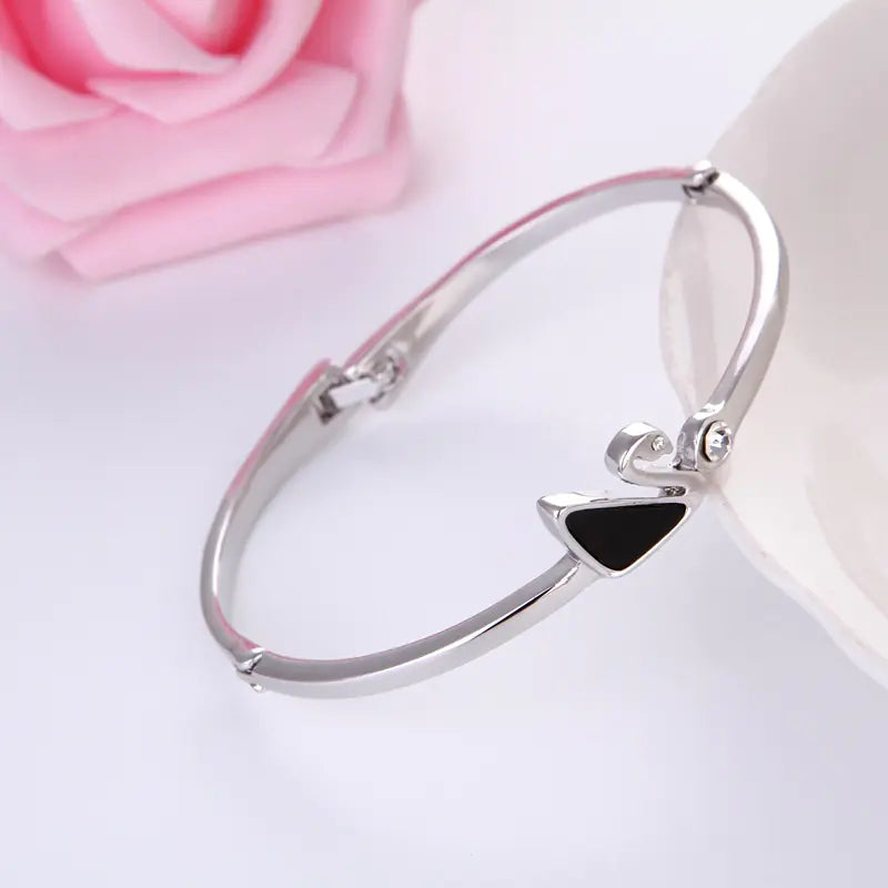 Rose Gold Clover Bracelet for Women - Fashionable Design