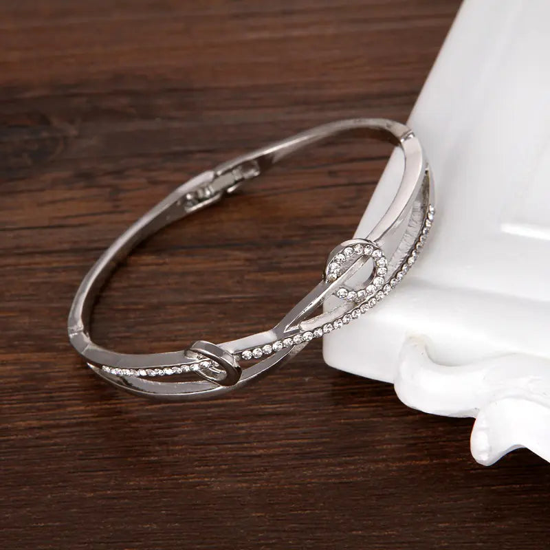 Rose Gold Clover Bracelet for Women - Fashionable Design