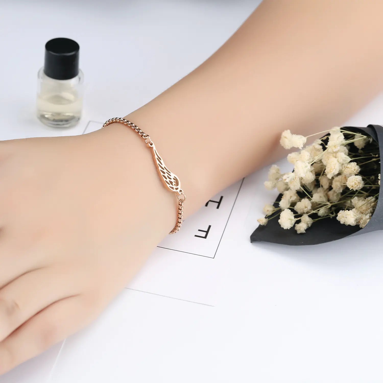 Fashionable Rose Gold Feather Bracelet for Women