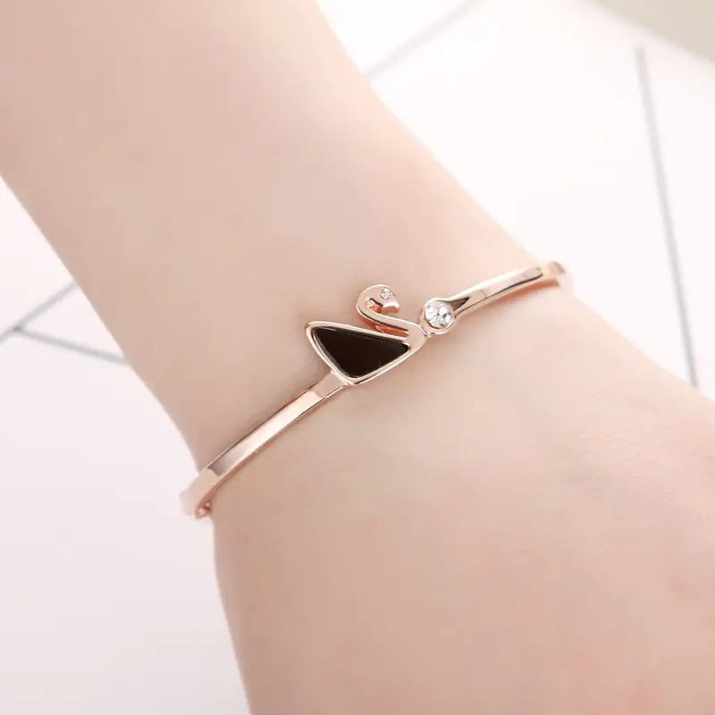 Rose Gold Clover Bracelet for Women - Fashionable Design