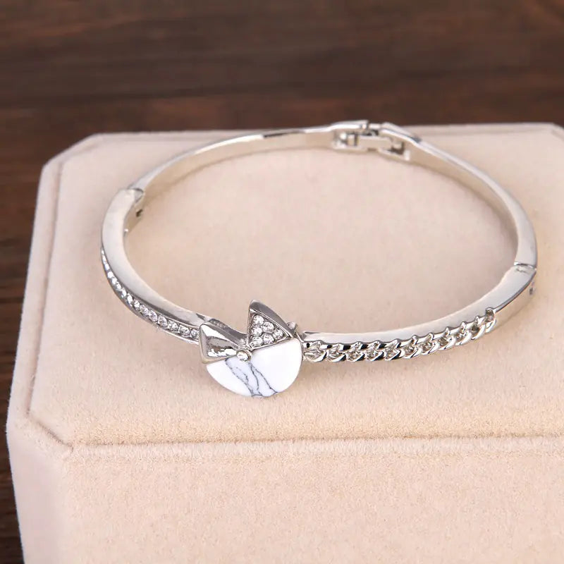 Rose Gold Clover Bracelet for Women - Fashionable Design