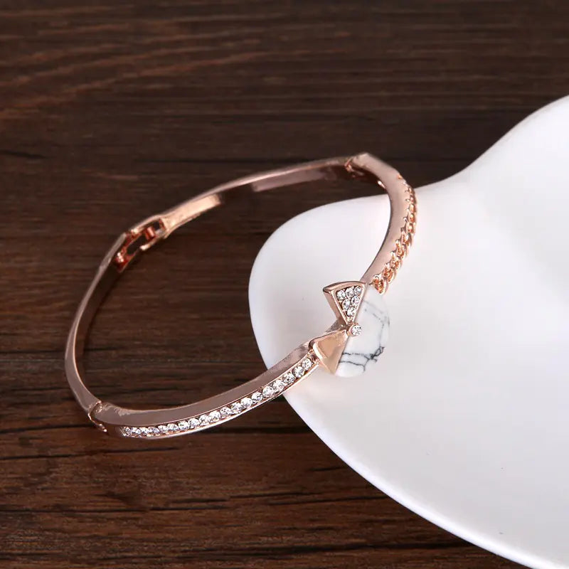 Rose Gold Clover Bracelet for Women - Fashionable Design