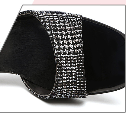 Roman Plaid Statement