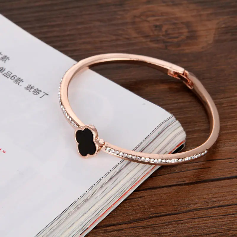 Rose Gold Clover Bracelet for Women - Fashionable Design