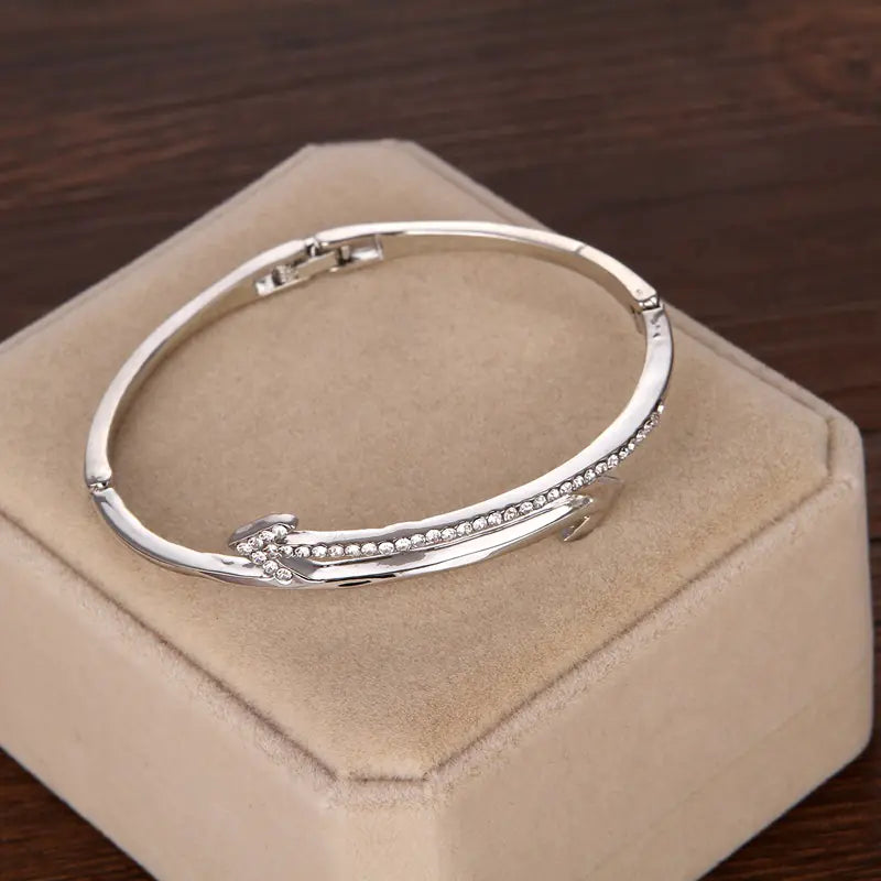 Rose Gold Clover Bracelet for Women - Fashionable Design
